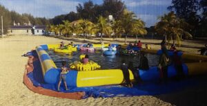 PISCINA CON BARCHETTE